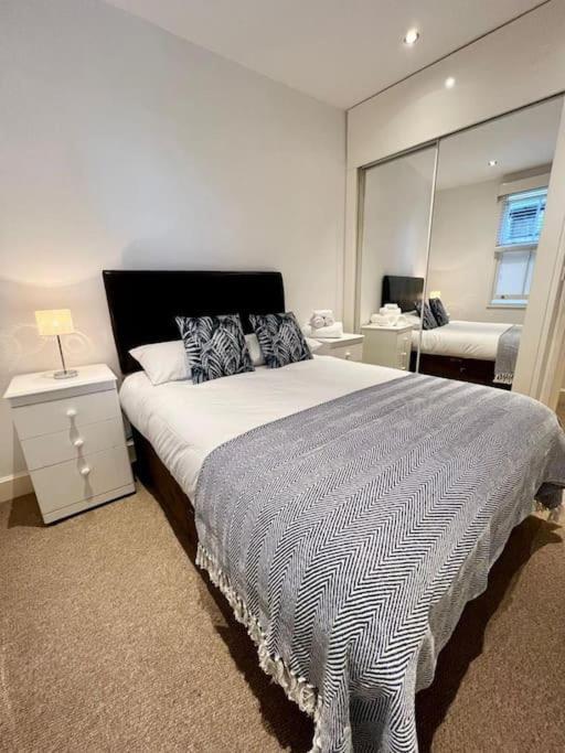 Spacious 2bed/2bath Flat Next To Eye Appartement Londres