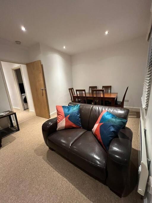Spacious 2bed/2bath Flat Next To Eye Appartement *